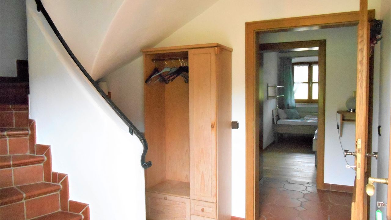 Flur mit Treppenaufgang zum "Dachkammerl" Flur mit Treppenaufgang zum "Dachkammerl"